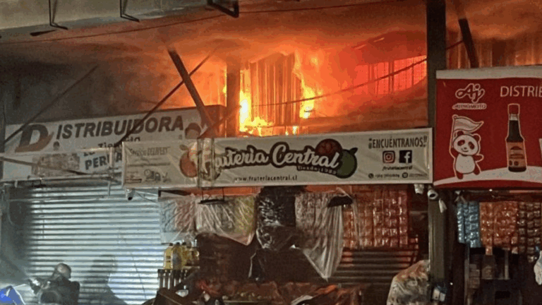 Reportan gran incendio en la Vega Central: Suben a 70 los locales afectados