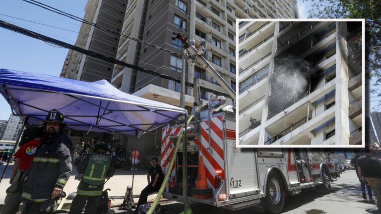 Evacúan a residentes: 10 compañías de bomberos combaten grave incendio que afecta a edificio en Estación Central
