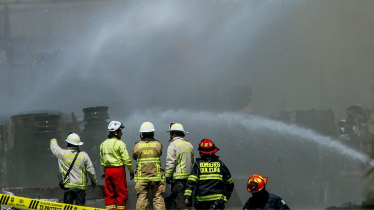 Camión explotó y se incendió al interior de la Ruta 5 en la comuna de San Bernardo