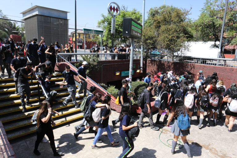 Se sentaron en el andén: Protesta de escolares interrumpe servicio en estación de metro Los Leones