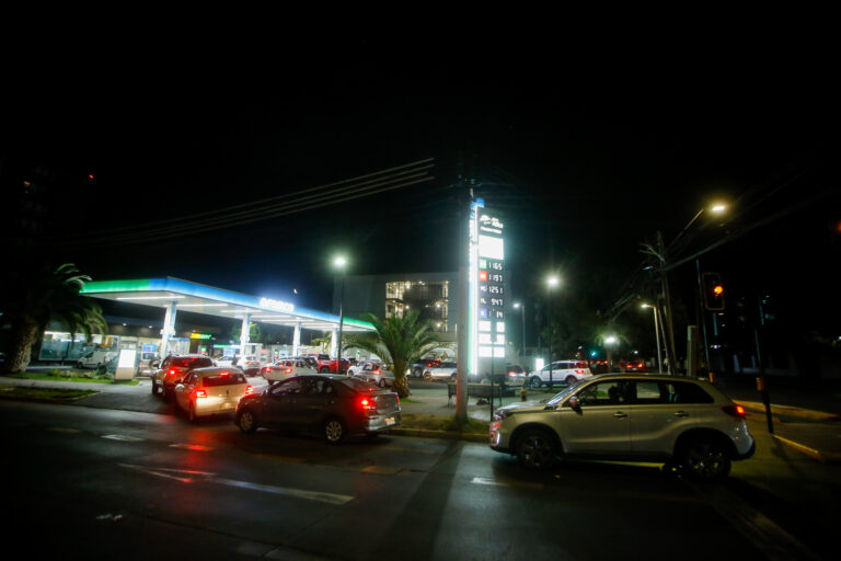 Tras histórica alza de la bencina: Se registran múltiples aglomeraciones en bencineras de todo Chile