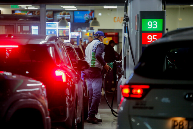 VIDEO | Reportan que bencineras se quedan sin stock: Nuevamente hay filas de autos para cargar combustible