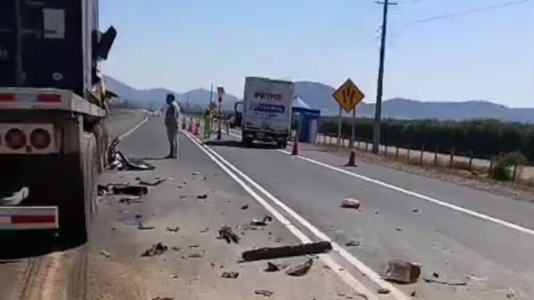 Fatal accidente en Carretera de la Fruta: Dos mujeres mueren y tránsito se encuentra totalmente interrumpido