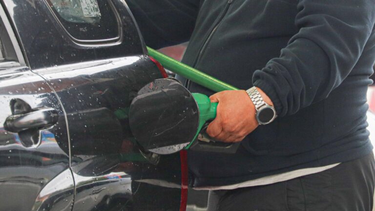 ¿Cuánto dinero adicional necesito para llenar el estanque de mi auto? Revisa tabla comparativa tras histórica alza de combustible