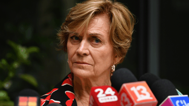 Matthei reacciona al alza de combustibles y llama a cortar 