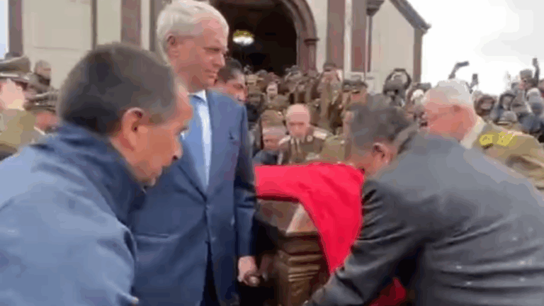 VIDEO | Pdte. Kast cargó el féretro del mártir Javier Figueroa y pidió 