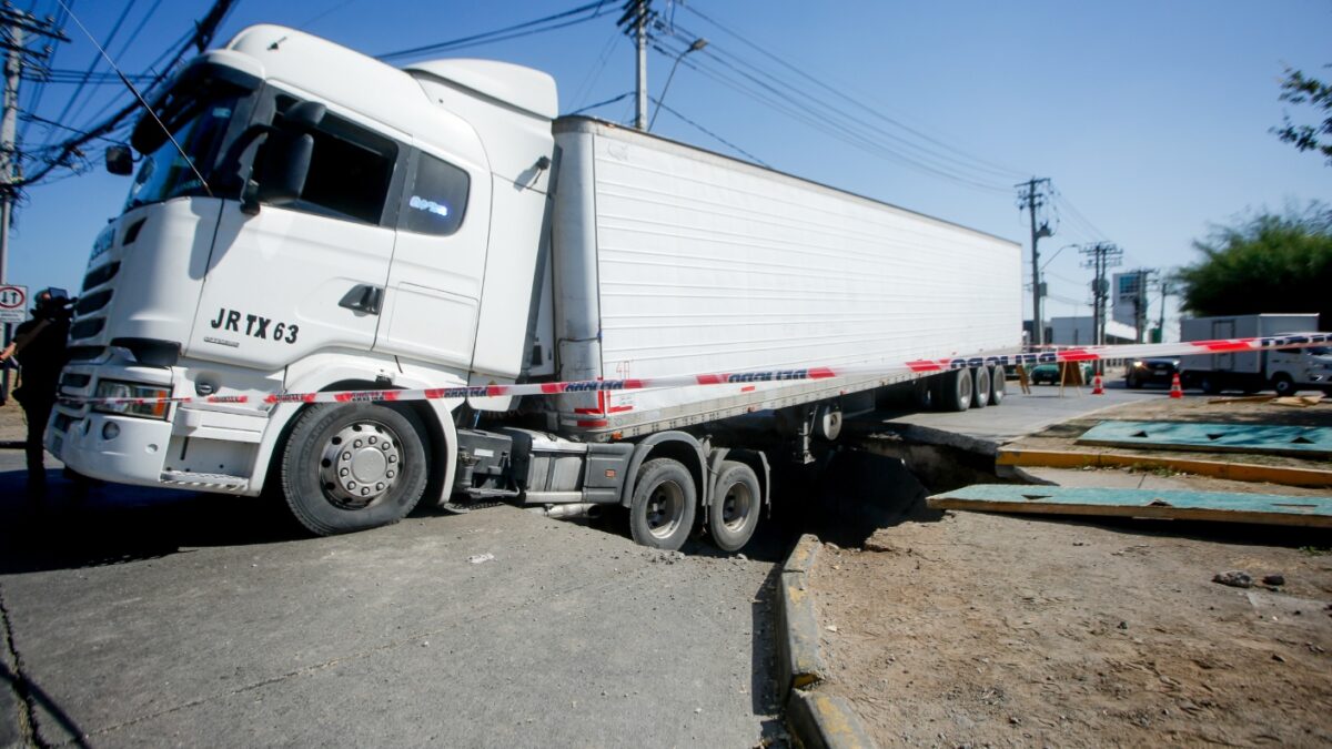 Cámara captó el momento exacto: Camión cargado con 20 toneladas de queso cae a socavón en Renca