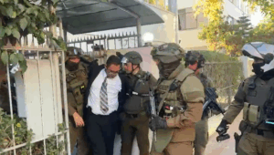 VIDEO | Así fue la captura de delincuente vestido de terno que intentó robar sucursal de BancoEstado