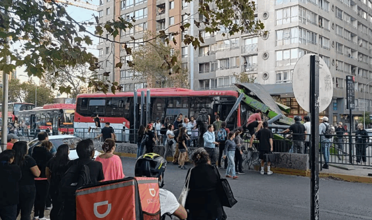 Grave accidente en Providencia: Bus del sistema Red arrasó con un paradero y hay heridos