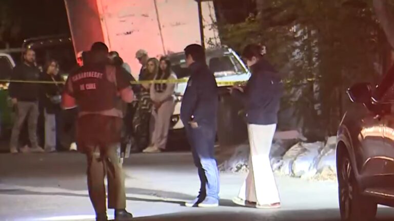 Se investiga posible ajuste de cuentas: Matan a tiros a hombre dentro de su auto en Cerro Navia