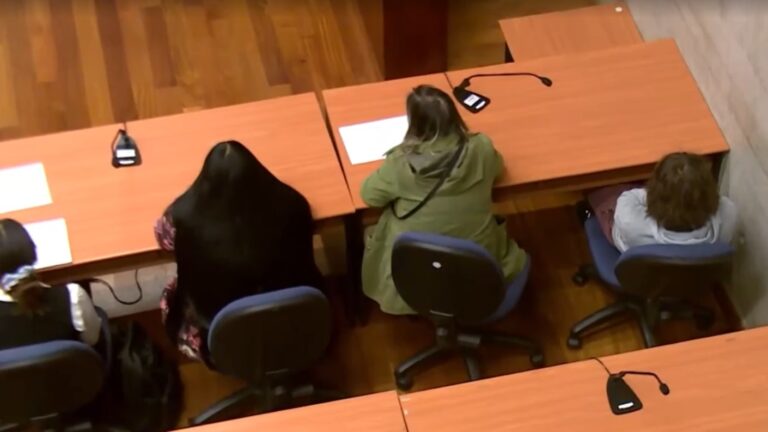 Formalización por compra de licencias médicas para viajar al extranjero: ¿Por qué solo llegaron 6 de los acusados?