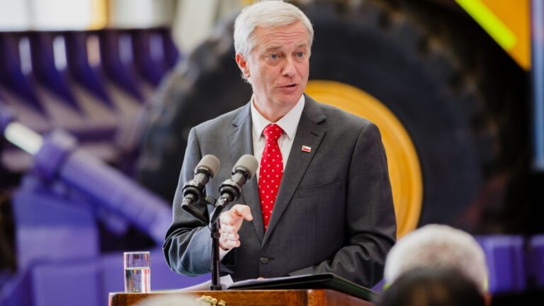 Encuesta Cadem: Gobierno del presidente Kast registra inédito aumento en la desaprobación tras alza de bencinas