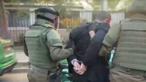 Video | Revelan nuevos registros del ladrón de traje y corbata que intentó asaltar una sucursal de BancoEstado