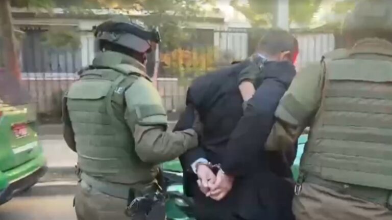 Video | Revelan nuevos registros del ladrón de traje y corbata que intentó asaltar una sucursal de BancoEstado