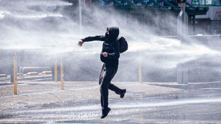 Confirman 14 detenidos tras manifestaciones en centro de Santiago: Uno es un menor de 13 años