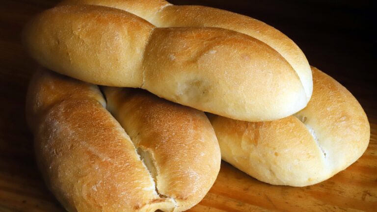 El pan también subirá: Productores advierten alza y promedio del kilo superaría los $2.400