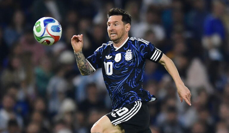 Ex DT de la U lanza potente dardo a Argentina por sus amistosos: 