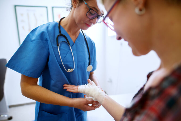 Iplacex te permite estudiar TENS online con talleres presenciales para quienes trabajan