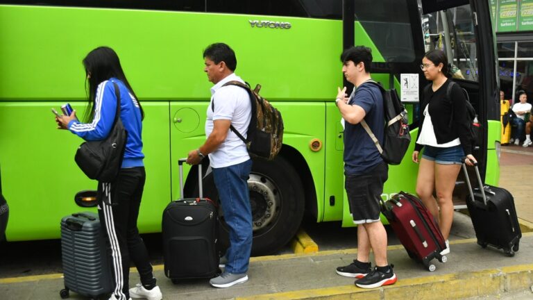 Pasajeros preocupados por alza de pasajes de buses: Hasta un 35% podrían aumentar su valor
