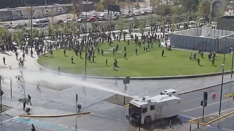 VIDEO | Protesta por alza de combustibles: Así dispersó Carabineros a los manifestantes en incidentes en Plaza Italia