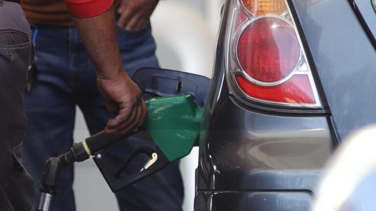 Congelar pasajes y rebajar precio de parafina: Estas son las 7 medidas del gobierno por histórica alza de combustibles