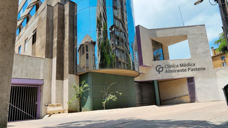 Mujer se encuentra en riesgo vital tras asistir a una lipoescultura en clínica de Providencia