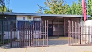 Adolescente intentó ingresar con arma de fuego a colegio en Curicó: Lo alcanzaron a detener en la entrada