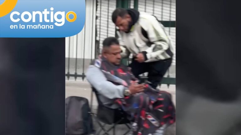Insólito: Sujeto fue captado cortando el cabello a cliente en plena pista de micros en Estación Central