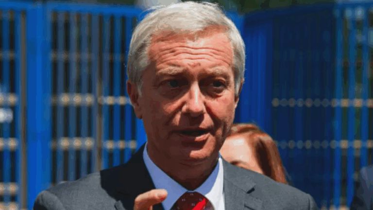 Encuesta Criteria: Aprobación del Presidente llega al 50% y mayoría desaprueba idea de indultar