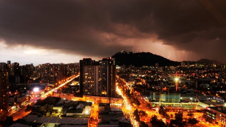 Alertan por tormentas eléctricas en 8 regiones del país: Sistema frontal afectará hoy a Santiago