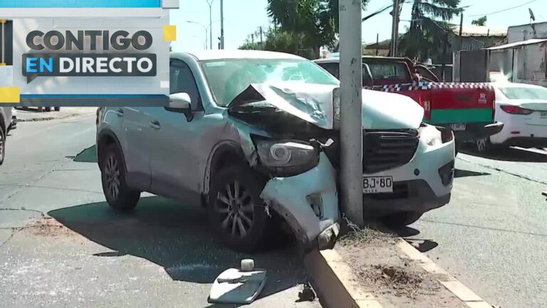 Accidente vehicular terminó con auto incrustado en un poste del alumbrado público en Peñalolén