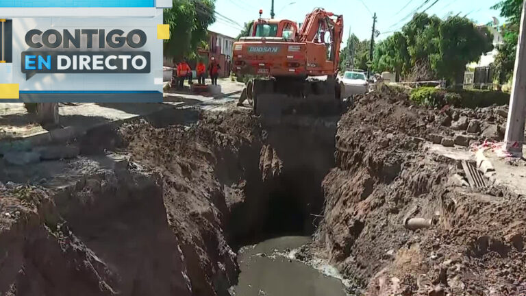 Registran peligroso socavón en Estación Central: Vecinos acusan mal olor y problemas para desplazarse