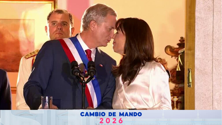 VIDEO | El inesperado beso entre el presidente Kast y la primera dama en pleno discurso en La Moneda