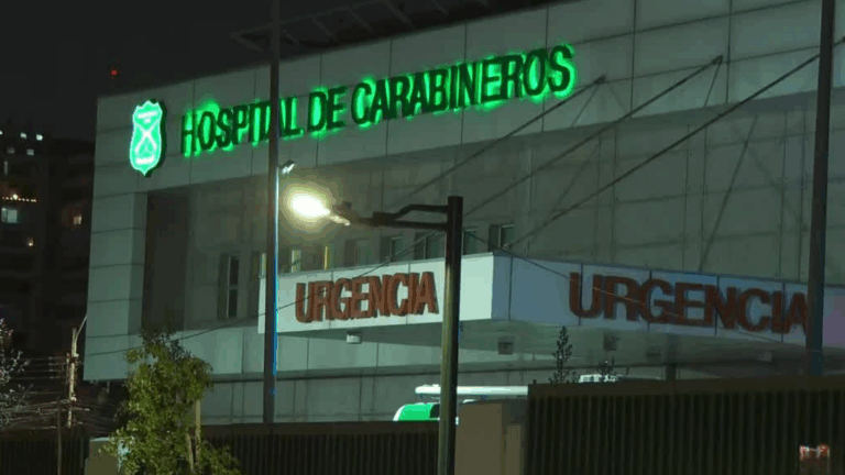 Un funcionario herido: Turba de 100 encapuchados ataca a carabineros en Alameda tras cambio de mando