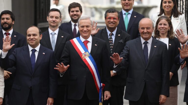 Participó en oración ecuménica y firmó un acuerdo con EEUU: Presidente Kast tuvo un agitado primer día en el cargo