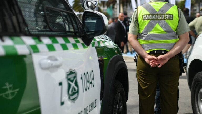 Tenía hálito alcohólico: Conductor perdió el control de su vehículo y quedó incrustado en un cité en Renca