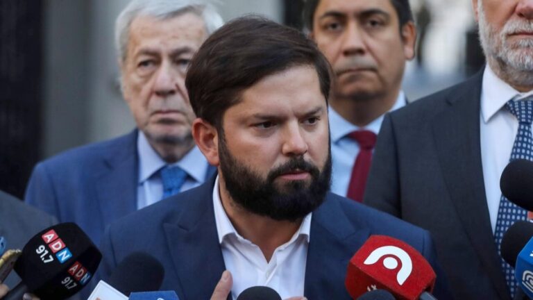 Boric y Kast terminan cita por cable chino abruptamente: “Ha llegado a esta reunión exigiéndome que me retracte”