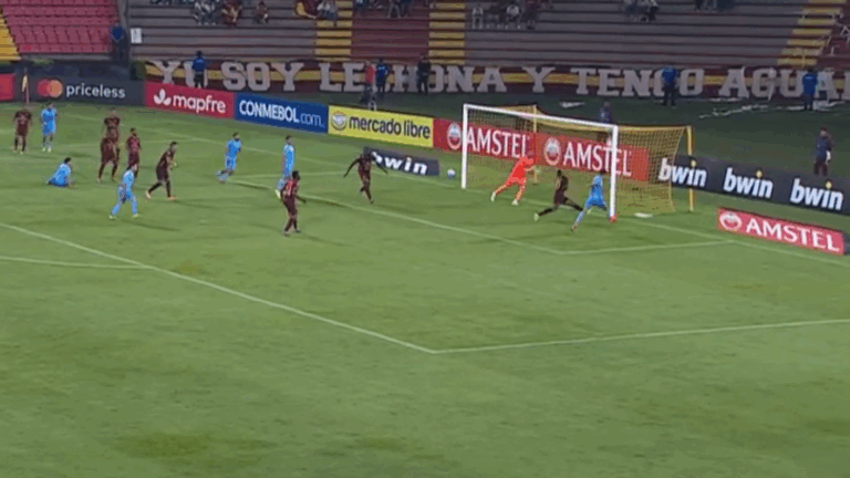 ¡De no creer! El palo evitó el empate de O'Higgins ante Tolima luego de una gran jugada