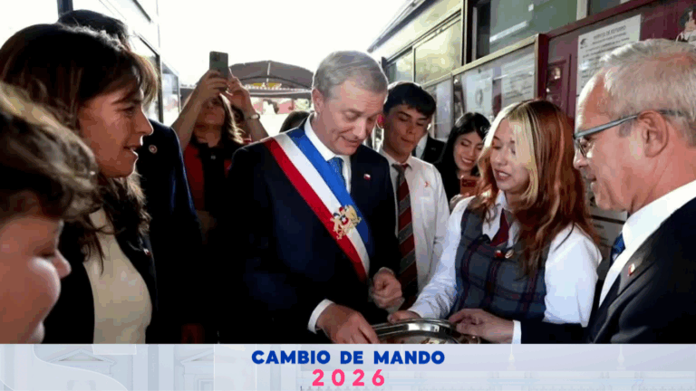 VIDEO | Así fue la llegada del pdte. Kast al Liceo Augusto D‘Halmar en Ñuñoa: Recibió recorrido y regalo
