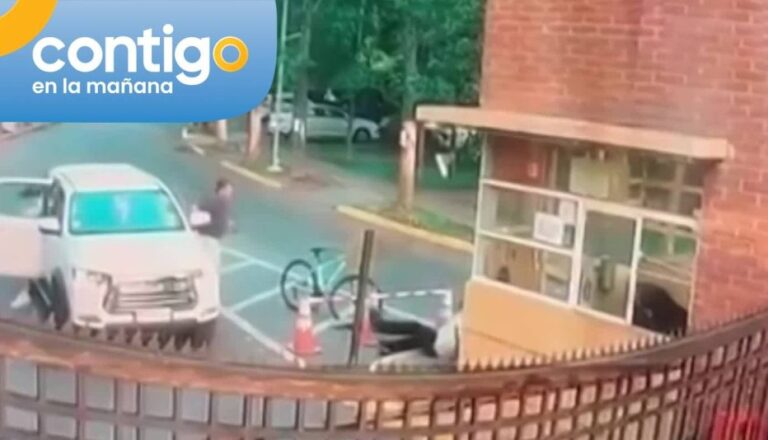 VIDEO | Sujeto que iba a visitar a su pareja golpeó y atropelló a conserjes en condominio de Huechuraba