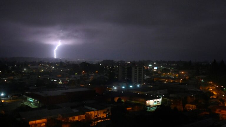 Incluye la RM: DMC emite avisos y alerta por tormenta eléctrica y fuertes precipitaciones en varias regiones