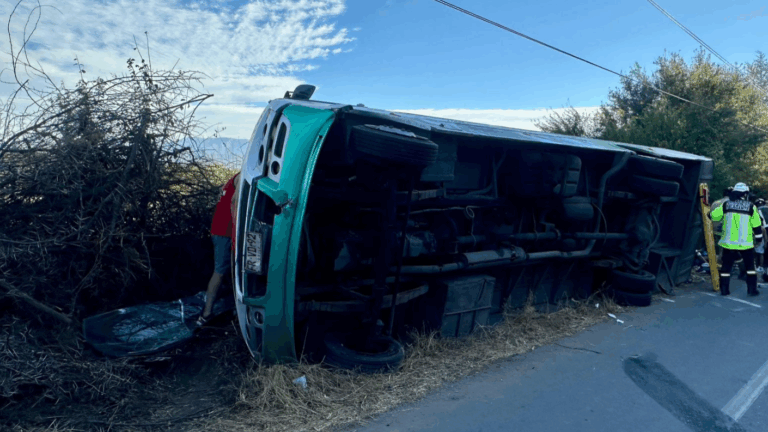 Volcamiento de microbús en Talagante deja al menos 15 heridos: Dos serían menores de edad
