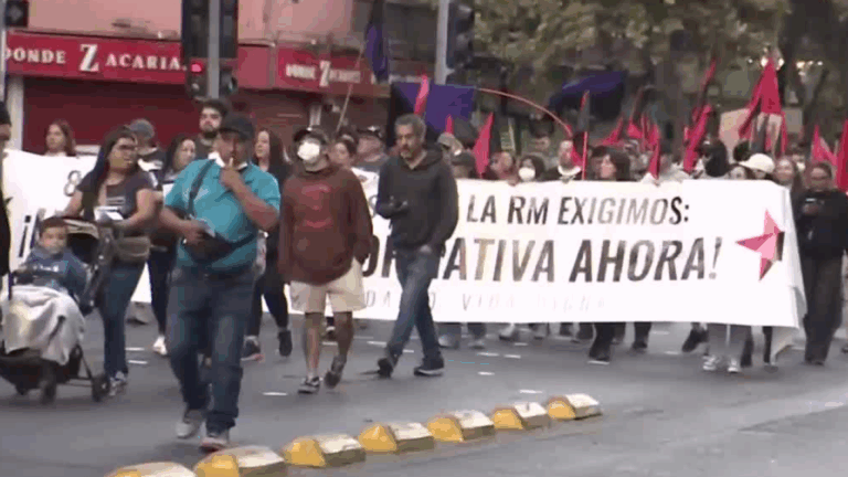 Marcha de pobladores corta tránsito en Alameda: Protestan por subsidios habitacionales