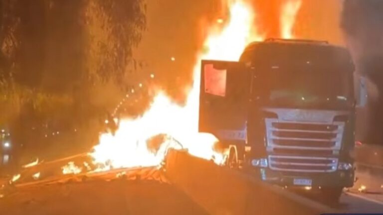 Corte en la Autopista Central por camión incendiado que transportaba madera en Ruta 5 al norte