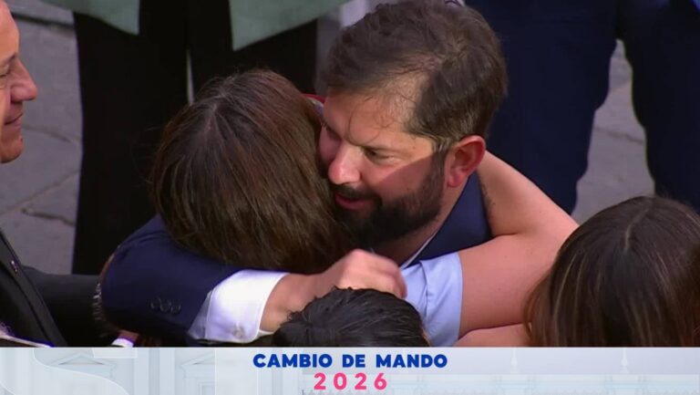 VIDEO | Con puño apretado: Así fue el último abrazo de Gabriel Boric con Camila Vallejo en La Moneda