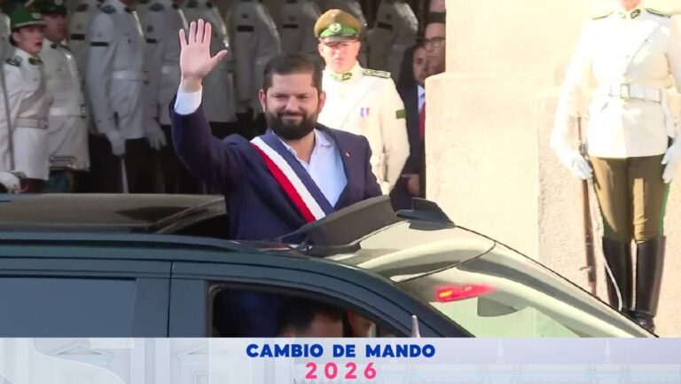 VIDEO | Entre honores y aplausos: Así fue la salida del presidente Boric de La Moneda