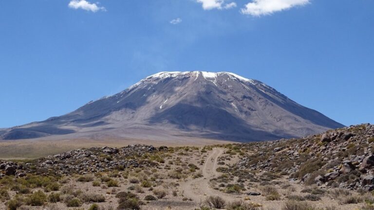 Alerta amarilla para volcán Láscar: Reportan aumento de sismicidad y radiancia térmica