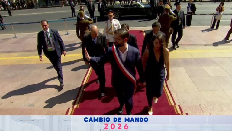 “Amigo, el pueblo está contigo”: La ovación que recibió Gabriel Boric en su llegada al Congreso