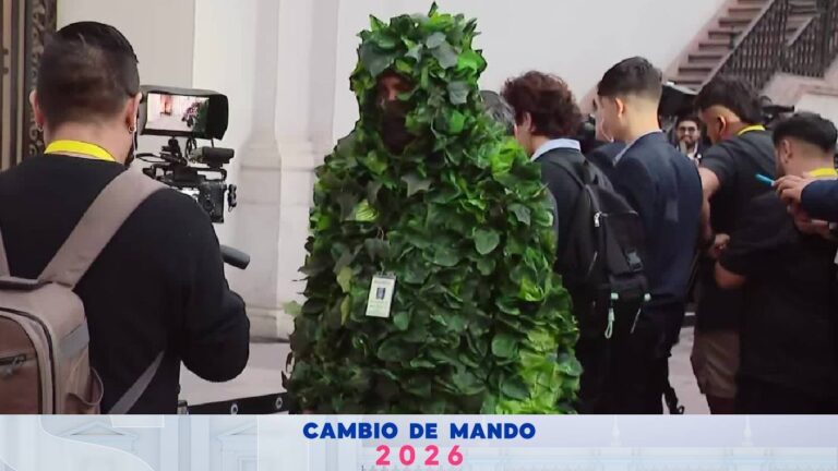 VIDEO | Periodista disfrazado llamó la atención en La Moneda previo a llegada de presidente Boric
