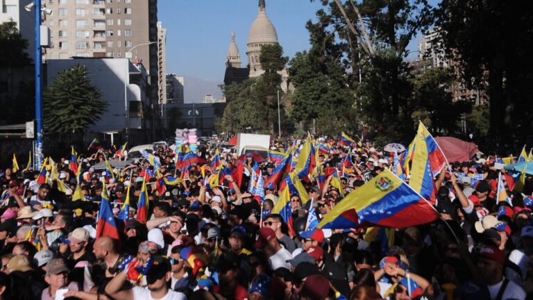 Hay más de 10 mil personas: La caótica llegada de María Corina Machado a acto en Parque Almagro